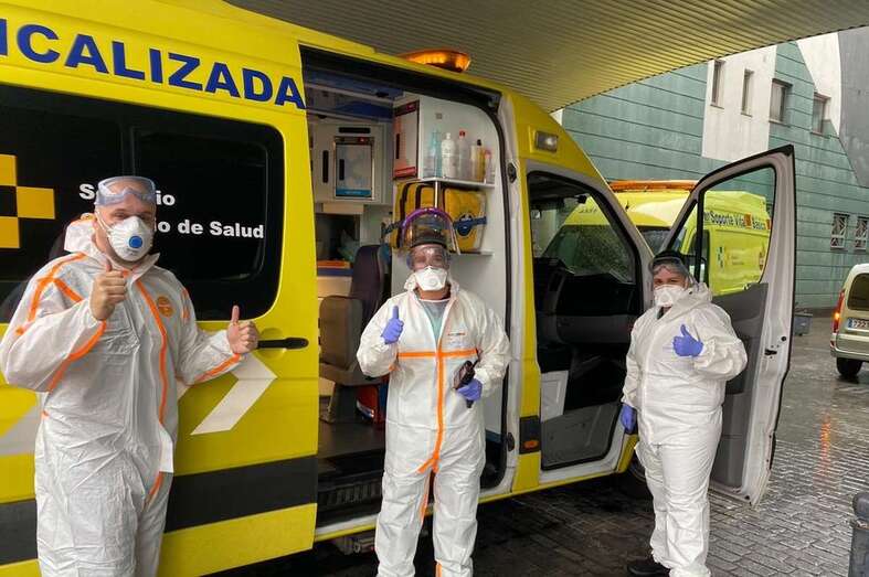 Personal de una ambulancia medicalizada del SUC (Foto TA)