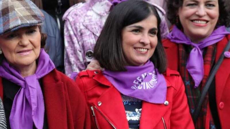 Carolina Darias, en el centro, durante la manifestación del 8M (Foto EP)