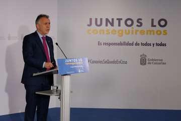 El presidente del Gobierno de Canarias, Ángel Víctor Torres, en la rueda de prensa de este domingo (Foto Acfi Press)