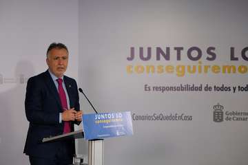 El presidente del Gobierno de Canarias, Ángel Víctor Torres, en la rueda de prensa de este domingo (Foto Acfi Press)