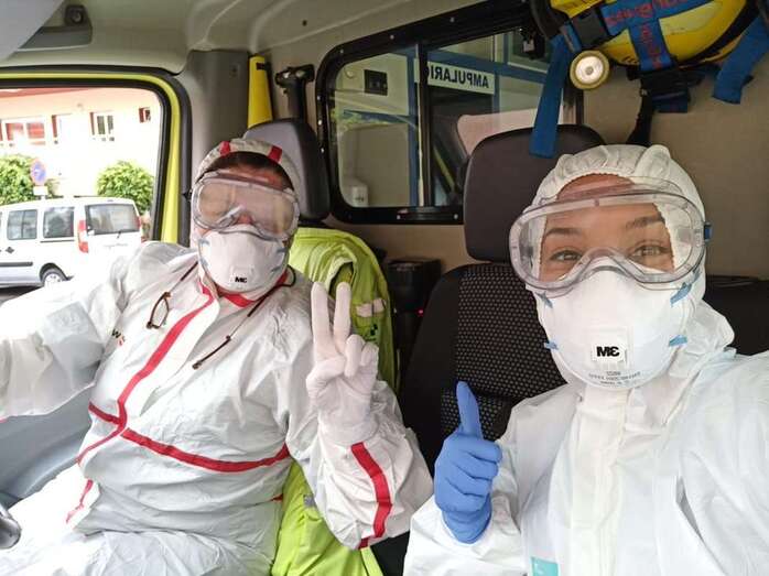 Sanitarios equipados con trajes especiales mantienen una actitud positiva en la lucha contra el coronavirus  (Foto TA)