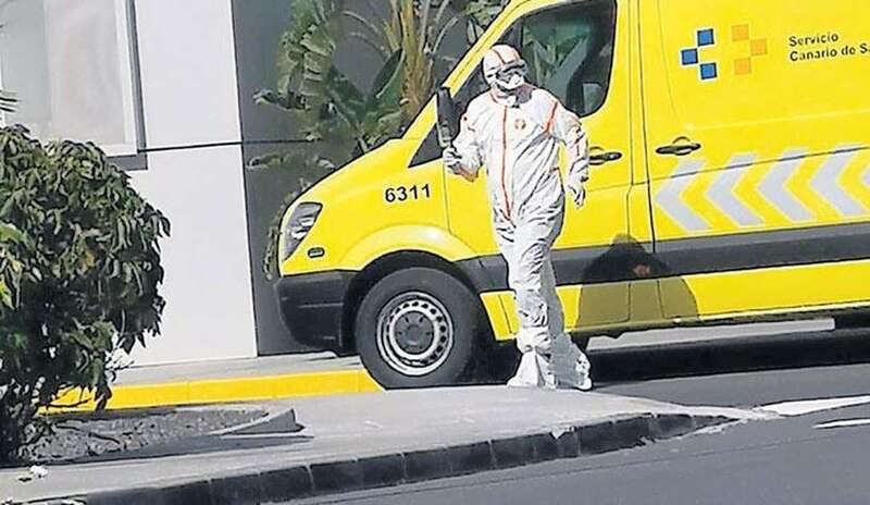 Sanitario de una ambulancia del SUC (Foto TA)