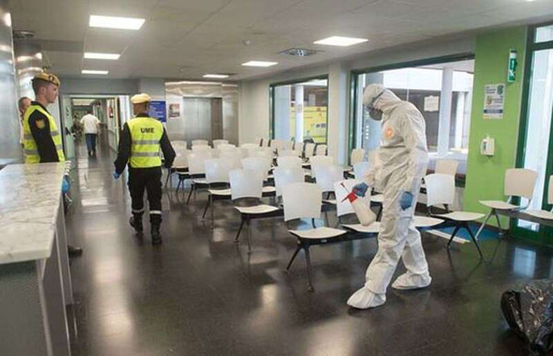 Desinfección de unas instalaciones sanitarias por la UME (Foto TA)