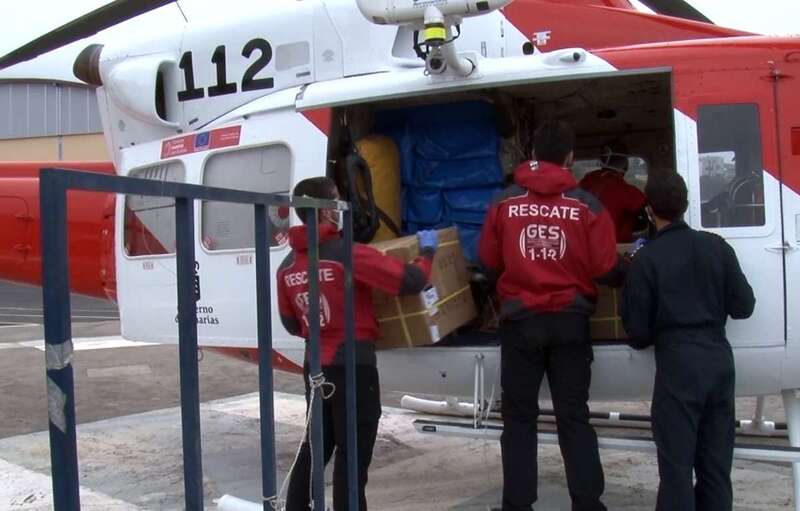Carga del material en un helicóptero del GES (Foto TA)