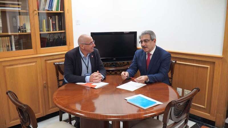 Firma de la orden de concesión de la subvención a Cruz Roja Española (Foto TA)