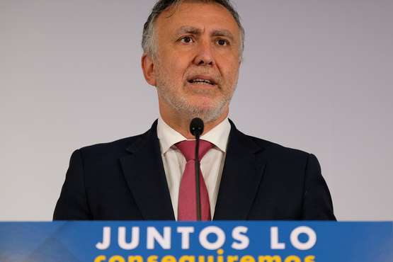 Torres participó este domingo en una videoconferencia con el presidente del Gobierno de España y presidentes autonómicos y luego compareció ante la prensa (Foto TA)