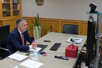 Torres participó este domingo en una videoconferencia con el presidente del Gobierno de España y presidentes autonómicos y luego compareció ante la prensa (Foto TA)