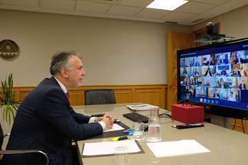 Torres participó este domingo en una videoconferencia con el presidente del Gobierno de España y presidentes autonómicos y luego compareció ante la prensa (Foto TA)
