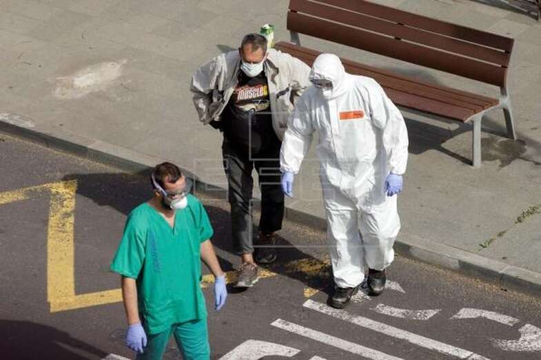 Imagen de archivo de la atención de una persona que presentaba coronavirus (Foto EFE)