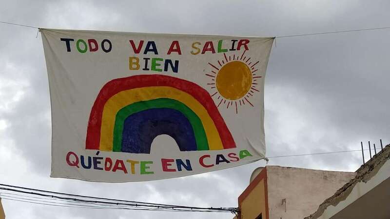 Pancarta en La Pardilla invitando a la población a permanecer en casa (Foto TA)