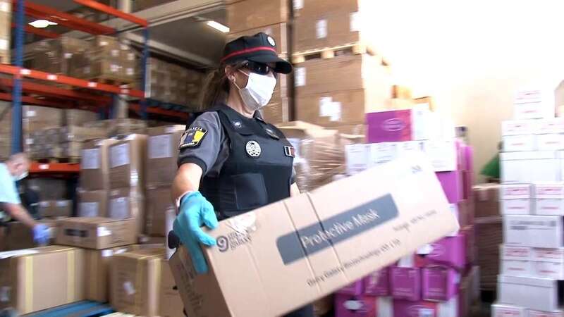 Un agente de la Policía Canaria porta una caja de material sanitario (Foto TA)