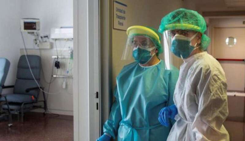 Sanitarios de un hospital canario con trajes especiales (Foto TA)