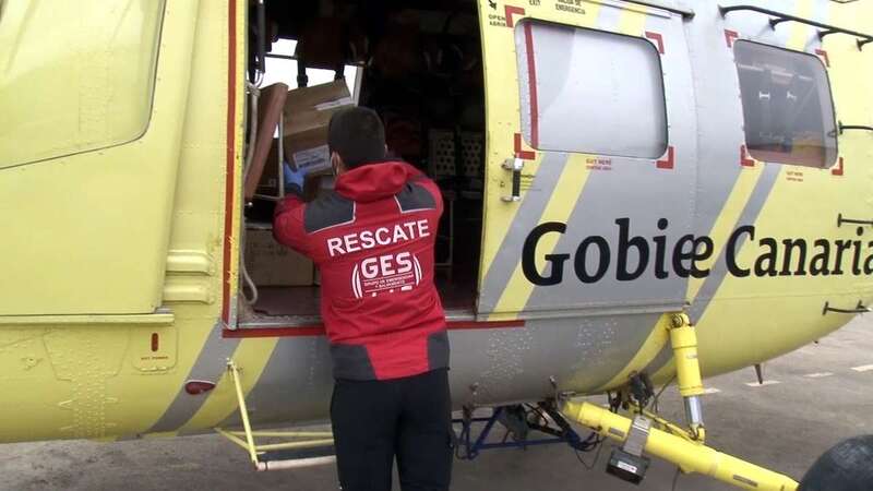 Descarga de material sanitario en un helicóptero del GES del Gobierno de Canarias (Foto TA)