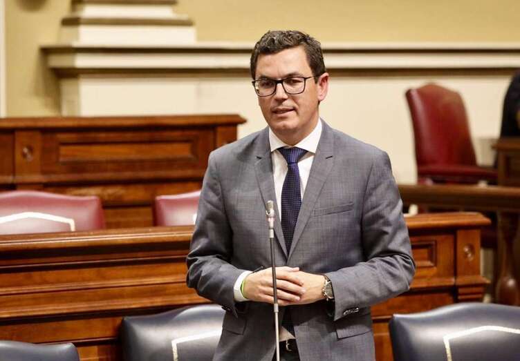 El teldense Pablo Rodríguez en el Parlamento canario (Foto TA)