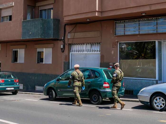 Militares patrullando en una calle de Telde (Foto TA)