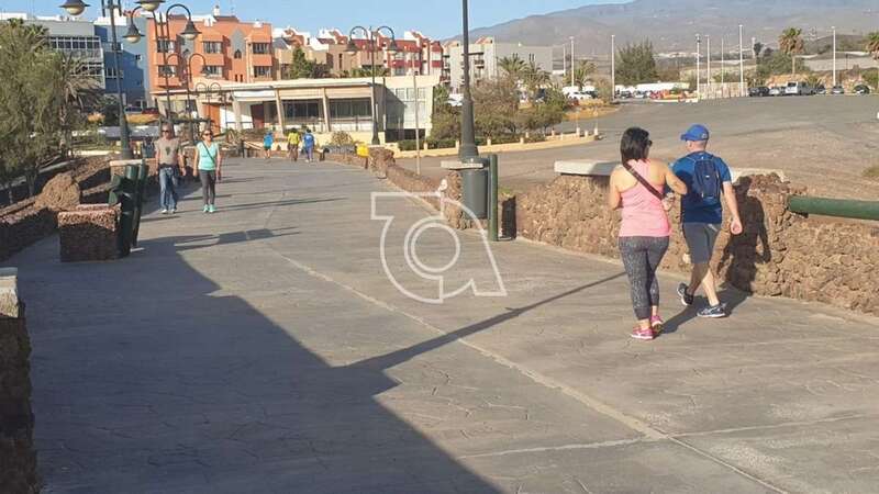Personas paseando esta mañana por la avenida de Melenara (Foto TA)