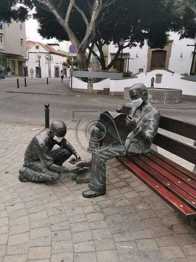 La escultura El betunero de Telde con mascarillas (Foto TA)