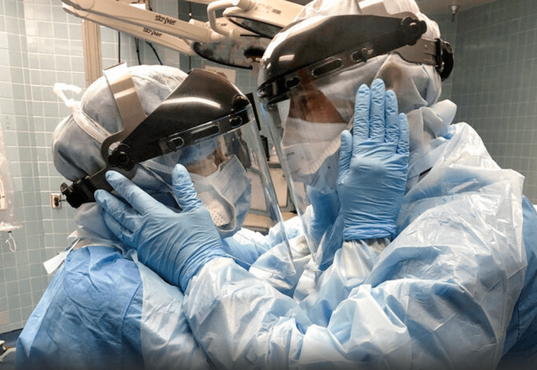 Saludos entre dos sanitarios (Foto TA)