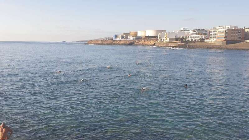 Nadadores en la playa de Salinetas