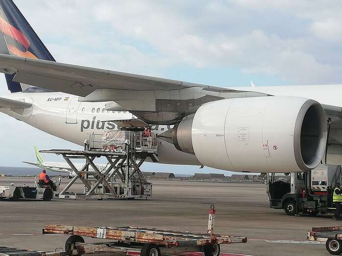 Labores de descarga del material sanitario (Foto TA)