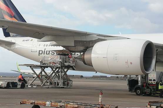  Gando recibe un nuevo avión cargado de material sanitario (Foto TA)