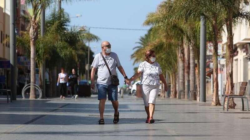 Vecinos grancanarios paseando con mascarillas (Foto TA)