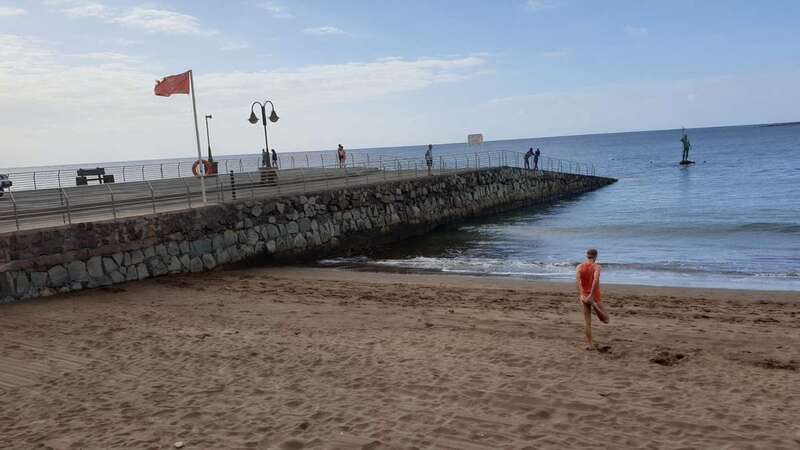 Personas caminando y haciendo ejercicios en la playa de Melenara este domingo a primera hora de la mañana (Foto TA)