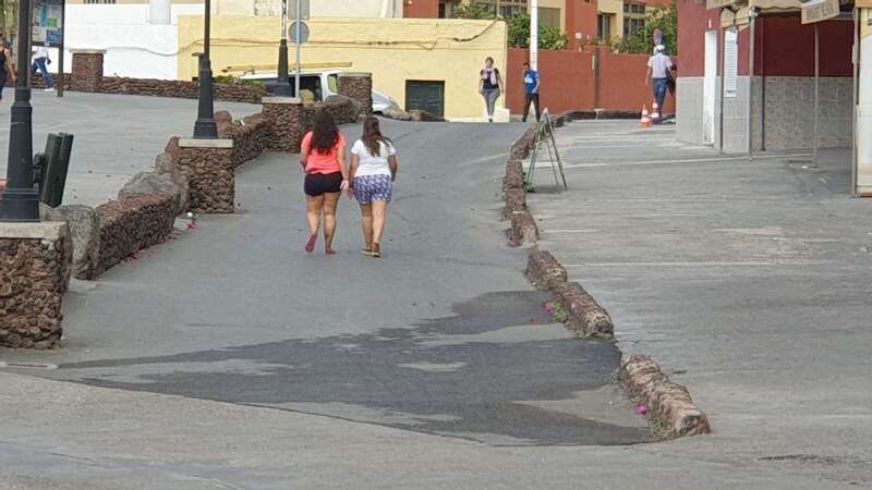 Jóvenes paseando por Melenara (Foto TA)