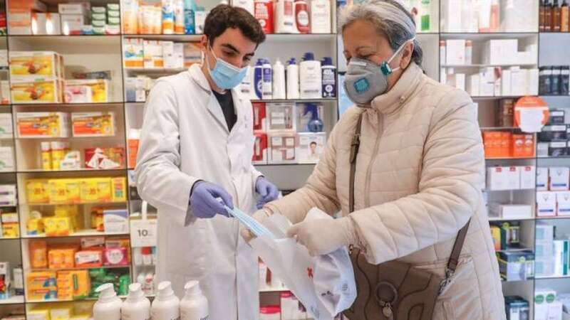 Despacho de mascarillas en una farmacia canaria (Foto TA)