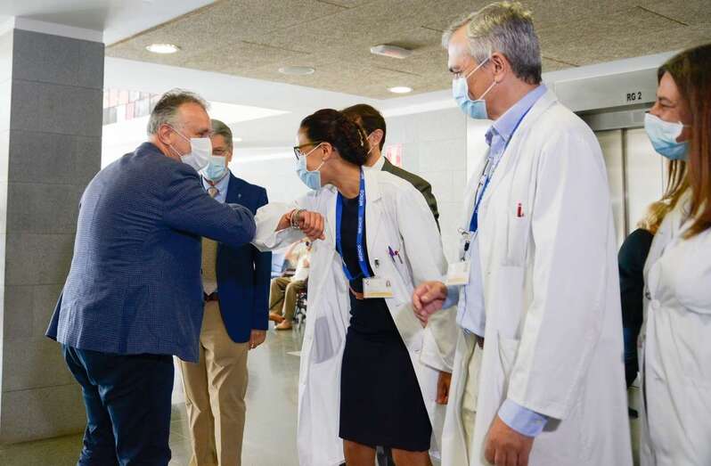 El presidente de Canarias, Ángel Víctor Torres, y el consejero de Sanidad, Julio Pérez, en una visita al Hospital de La Candelaria (Foto Acfi Press)