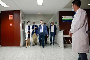 El presidente de Canarias, Ángel Víctor Torres, y el consejero de Sanidad, Julio Pérez, en una visita al Hospital de La Candelaria (Foto Acfi Press)