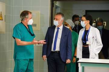 El presidente de Canarias, Ángel Víctor Torres, y el consejero de Sanidad, Julio Pérez, en una visita al Hospital de La Candelaria (Foto Acfi Press)