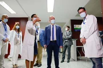 El presidente de Canarias, Ángel Víctor Torres, y el consejero de Sanidad, Julio Pérez, en una visita al Hospital de La Candelaria (Foto Acfi Press)