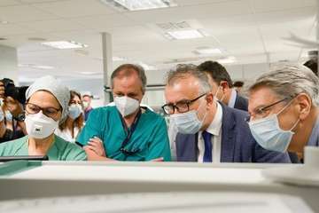 El presidente de Canarias, Ángel Víctor Torres, y el consejero de Sanidad, Julio Pérez, en una visita al Hospital de La Candelaria (Foto Acfi Press)