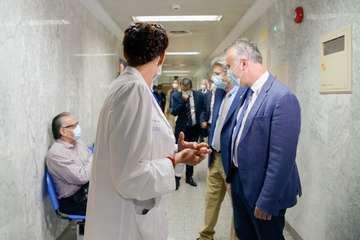 El presidente de Canarias, Ángel Víctor Torres, y el consejero de Sanidad, Julio Pérez, en una visita al Hospital de La Candelaria (Foto Acfi Press)