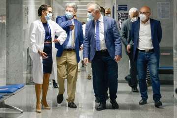 El presidente de Canarias, Ángel Víctor Torres, y el consejero de Sanidad, Julio Pérez, en una visita al Hospital de La Candelaria (Foto Acfi Press)