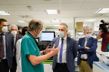 El presidente de Canarias, Ángel Víctor Torres, y el consejero de Sanidad, Julio Pérez, en una visita al Hospital de La Candelaria (Foto Acfi Press)