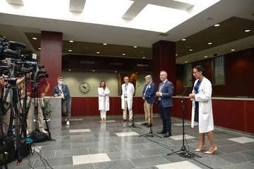 El presidente de Canarias, Ángel Víctor Torres, y el consejero de Sanidad, Julio Pérez, en una visita al Hospital de La Candelaria (Foto Acfi Press)