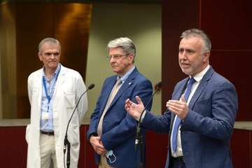 El presidente de Canarias, Ángel Víctor Torres, y el consejero de Sanidad, Julio Pérez, en una visita al Hospital de La Candelaria (Foto Acfi Press)
