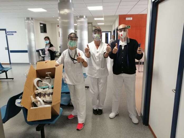 Sanitarios canarios con pantallas protectoras (Foto TA)