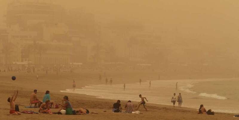 Imagen de una playa canaria bajo la calima (Foto TA)