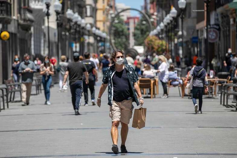 Persona con mascarilla paseando por la calle de Triana (Foto TdC)