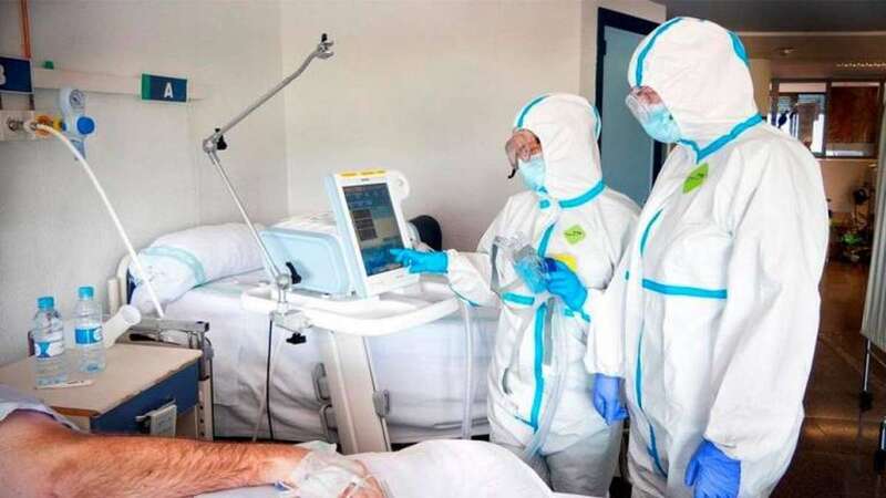 Sanitarios con equipos de protección en un hospital (Foto C7)