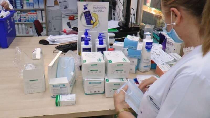 Venta de mascarilla en una farmacia (Foto TA)