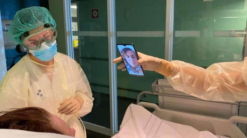 Un enfermo de coronavirus charla mediante wasap con un familiar (Foto TA)