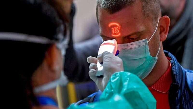 Toma de temperatura a una persona (Foto TA)