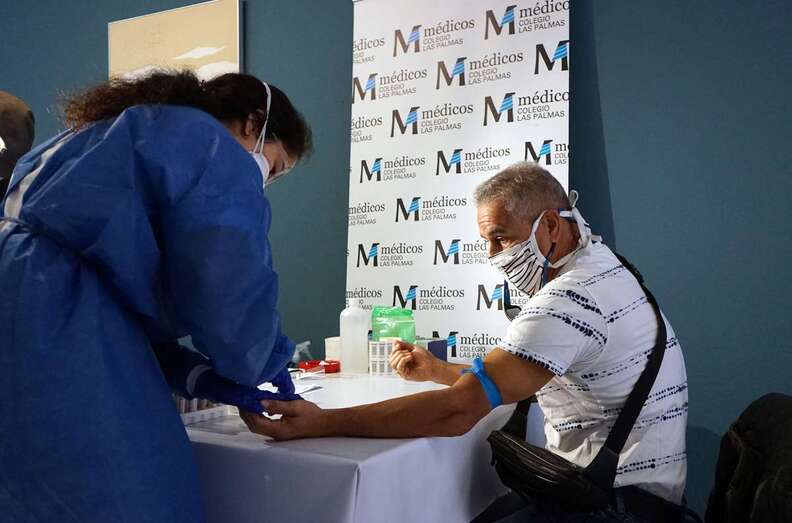 Prueba de covid a un médico (Foto TA)