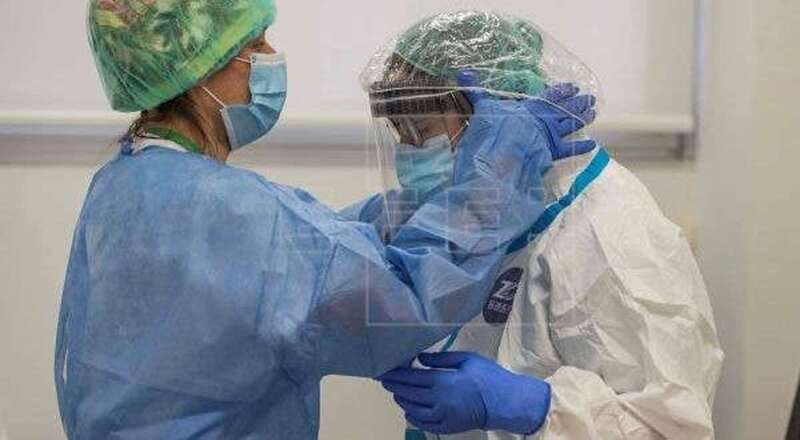 Una sanitaria se prepara para realizar pruebas de anticuerpos por COVID-19 (Foto EFE / David Arquimbau Sintes)