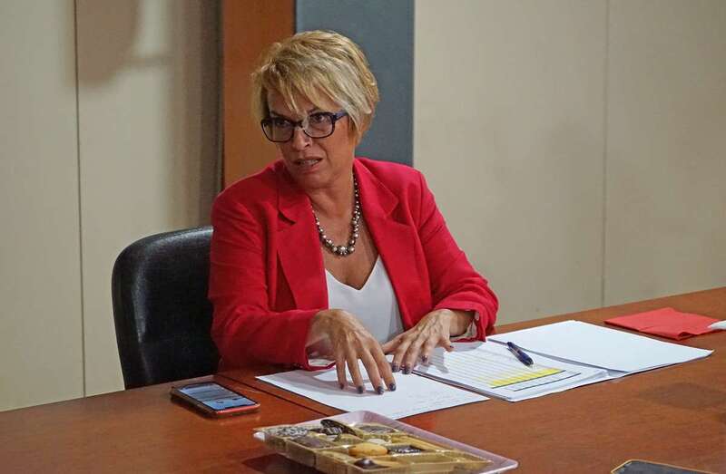 La consejera de Empleo del Gobierno de Canarias, Elena Máñez, mantuvo este lunes una reunión con la Fecam (Foto Acfi Press)