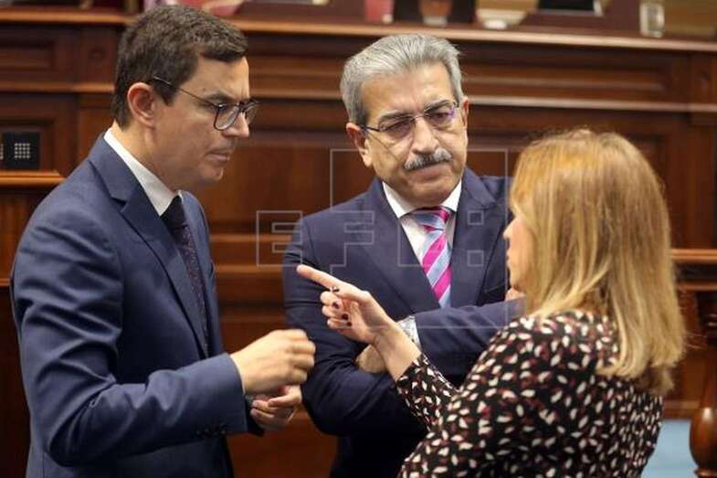 El vicepresidente y consejero de Hacienda del Gobierno de Canarias, Román Rodríguez (c), conversa en una imagen de archivo en el Parlamento con sus antecesores en ambos cargos, Pablo Rodríguez y Rosa Dávila (Foto EFE / Cristóbal García)